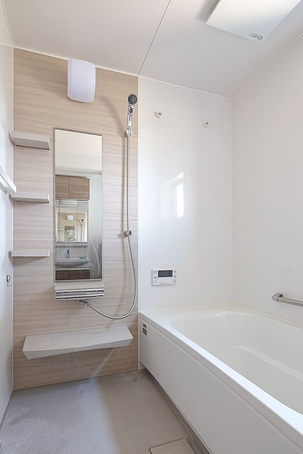 ■室内（令和6年3月）撮影■白を基調とした広々浴室で一日の疲れを癒せます。