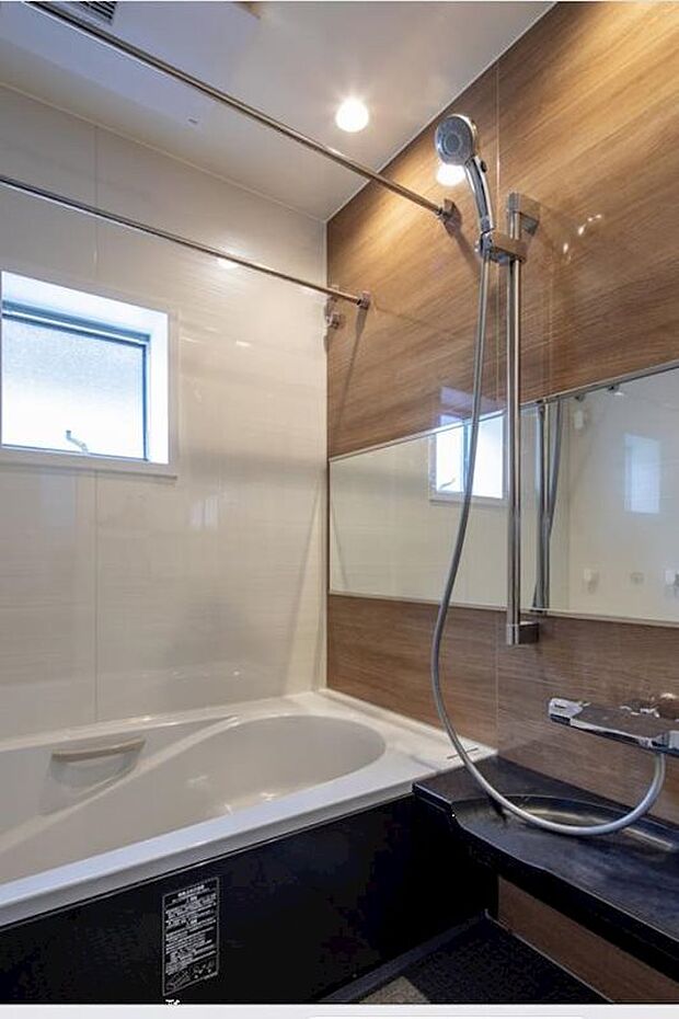 浴室はゆったりお寛ぎいただける広々空間。浴室乾燥機も完備しておりますので、雨の日でもお洗濯ものを乾か