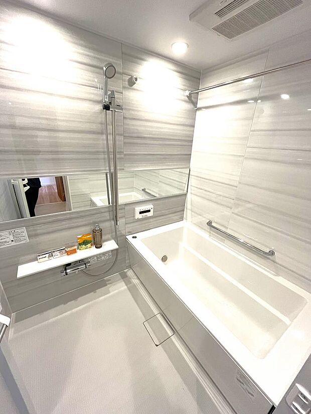 室内（2024年2月）撮影１日の疲れを癒すユニットバス…新品のバスタブが心地よさをもたらします。もちろんオートバス機能付き給湯システム、浴室乾燥機付きです！