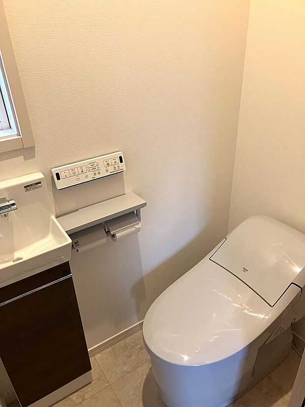 1階トイレ。清潔感のある白を基調とした温水洗浄便座。トイレの中にもシンクがあるので手洗いが徹底できます。