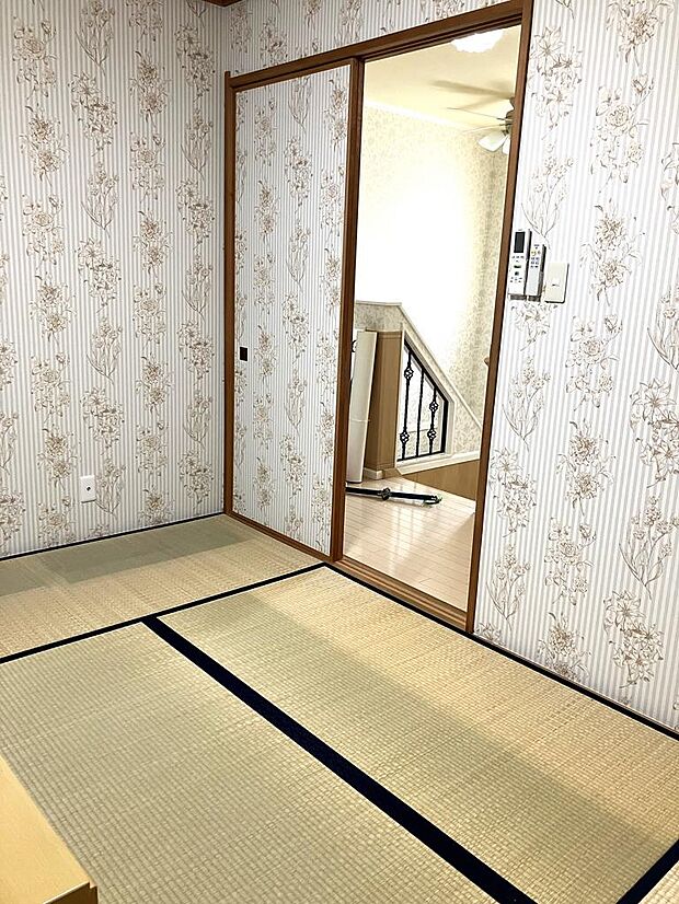 2階和室は唯一の畳のお部屋です。洋風の中にも和を取り入れた落ち着いた空間になっています。和室にはエアコンもついています。