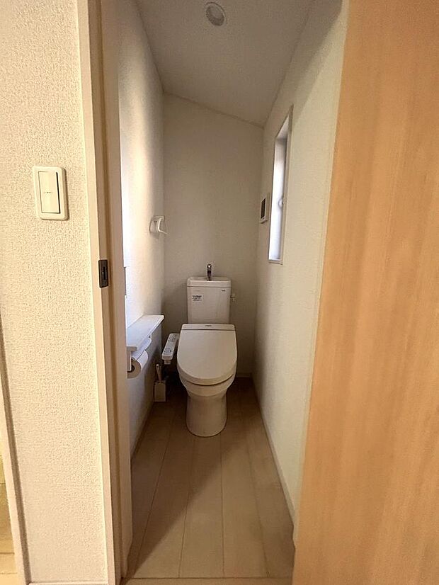 １階トイレ。白を基調としていて清潔感があります。ペーパーホルダーも2つあるので便利です♪