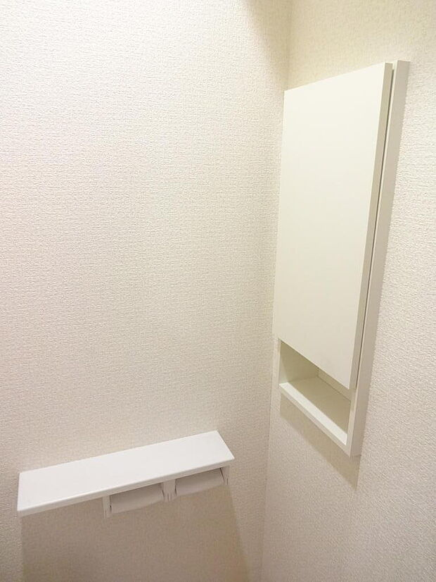 2階トイレも同じく白を基調としており、ペーパーや簡単な掃除用具などが収まる収納ボックスがあります。