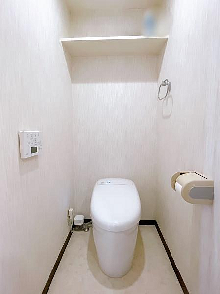 シンプルな内装のスッキリとしたトイレです。センサーに反応して自動開閉や照明の点灯もいたします。