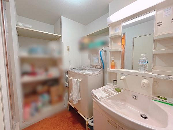 ■清潔感のある洗面室には棚が設けられてます！日用品のストック等をおける優れもの！