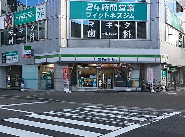 ファミリーマート南堀江3丁目店 570m