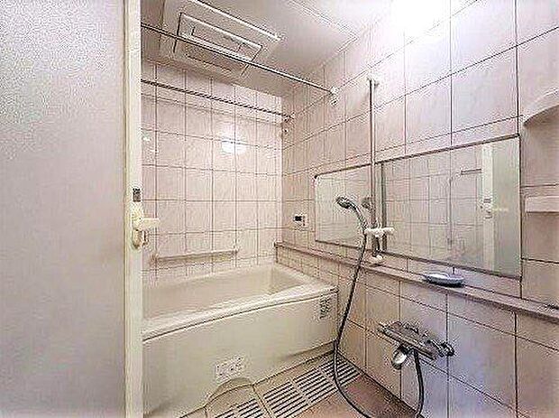 浴室乾燥機付のゆったりバスで半身浴を楽しみましょう