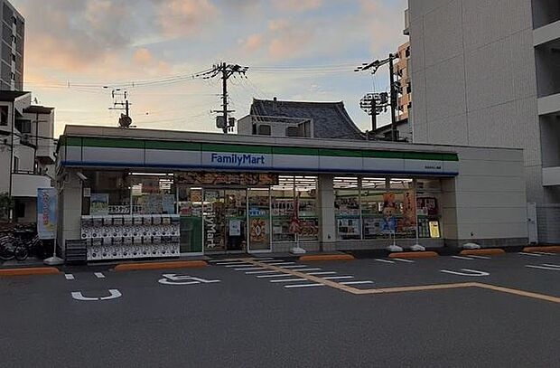 ファミリーマート本田みなと通店 460m
