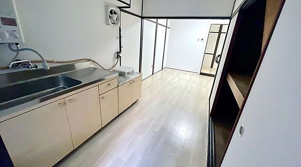 キッチンは調理スペースも確保されています◎階段下に収納もあり便利です！