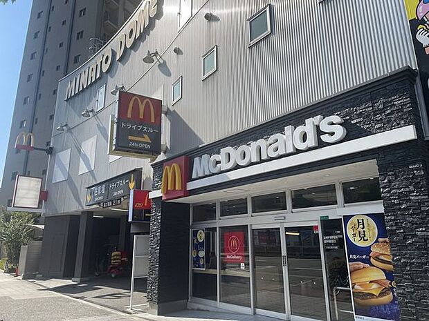 マクドナルドみなと通夕凪店24時間営業。ハンバーガー、フライドポテトで知られる老舗ファストフードのチェーン店。 350m