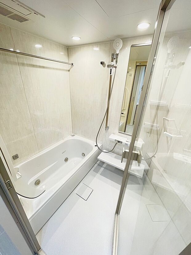 1416サイズの新規交換ゆったり浴室です。浴槽には浴槽水を循環させて吐水する楽湯機能付き。肩流し湯と腰ゆらぎ湯の機能付きです。