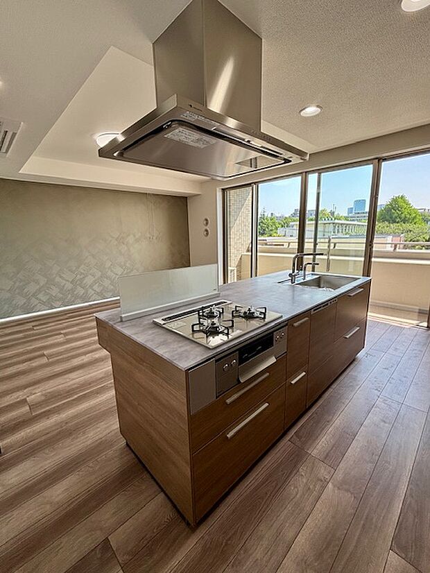 リビングと一体のアイランドキッチンは、ゆったり調理できる広々カウンタートップ。調理も片付けも能率的なキッチン収納を設置しました。2024年4月撮影