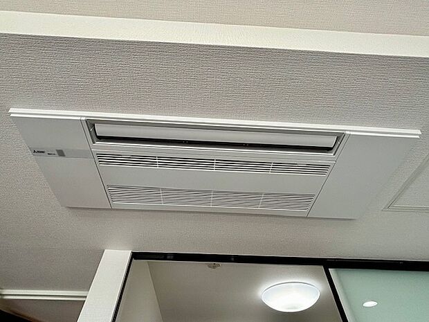 天井カセット型エアコンは、配管なども壁面に露出しないので、スッキリとした美しい室内を実現します。2024年4月撮影