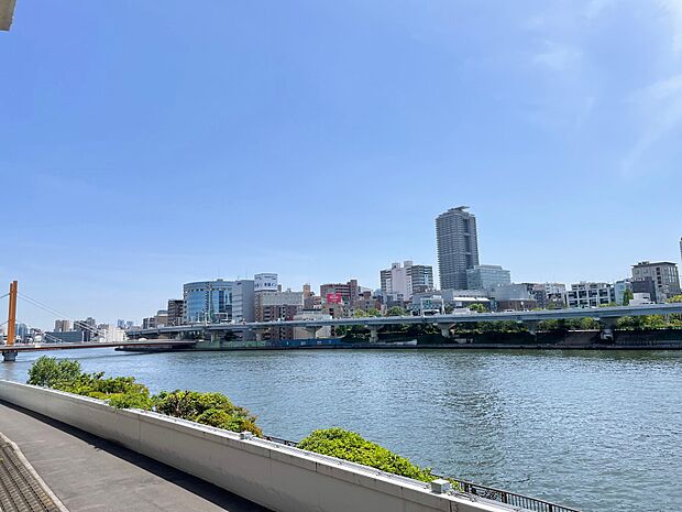 バルコニーからは隅田川を一望出来て解放感を感じていただけます！（天候による）