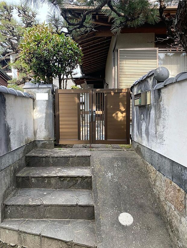 玄関へのアプローチも落ち着いた佇まいです　日本家屋がお好きな方、たくさんの和室が欲しい方は必見です