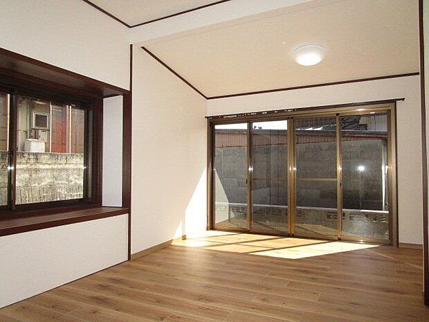 1F玄関横洋室（床、壁、サッシ、建具リフォーム済）