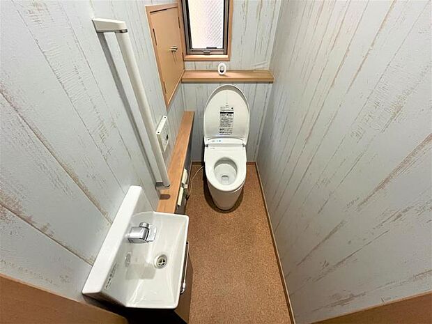 〈1階トイレ〉白を基調に清潔感あふれる空間！タンクレストイレで空間も見た目もすっきりです！