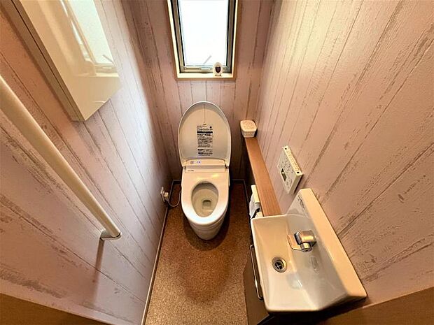 〈2階トイレ〉2階のトイレです。各階にトイレが設置されているのは大変便利です！