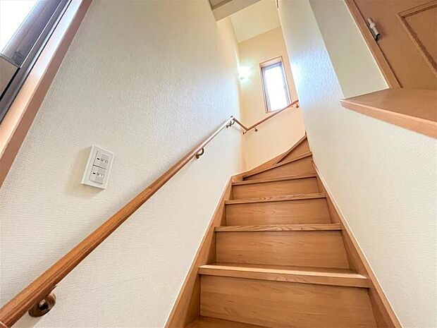 〈階段〉手すり付きの階段です。長く住み続けることを考えた設備が整っています！