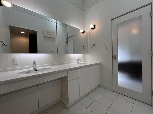 白を基調とする洗練された2階洗面室です。洗面所には収納があり、洗剤やタオル類をしまうのに便利です！散らかりがちな場所がスッキリ！
