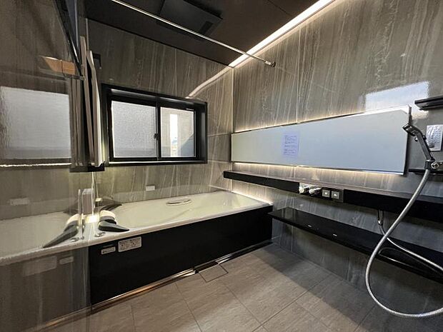 一日の疲れを癒す浴室はリラックスできるカラーリングです！1620（約1.25坪）サイズでゆとりがあります！