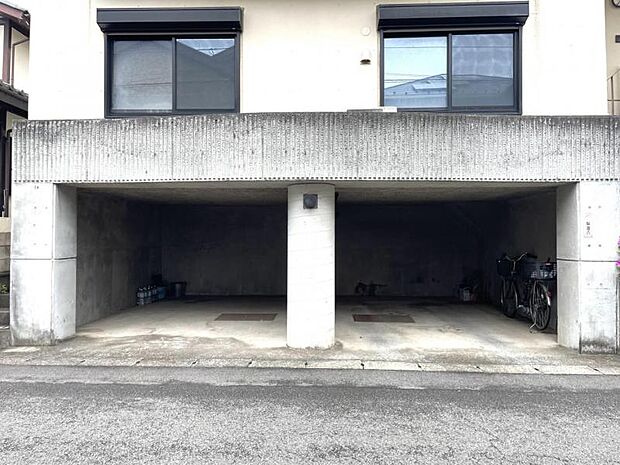 2台分が駐車可能な車庫です。(高さ:約2m)