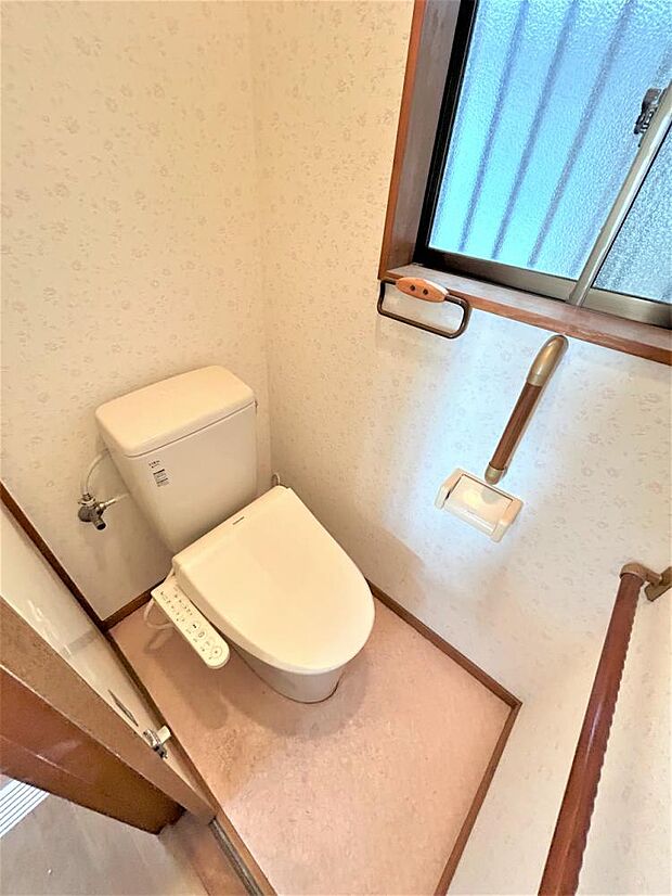 【リフォーム中6/8更新】1階トイレの様子です。トイレは温水洗浄機能付きに新品交換します。キズや汚れが付きにくい加工が施してあるのでお手入れが簡単です。直接肌に触れるトイレは新品が嬉しいですよね。