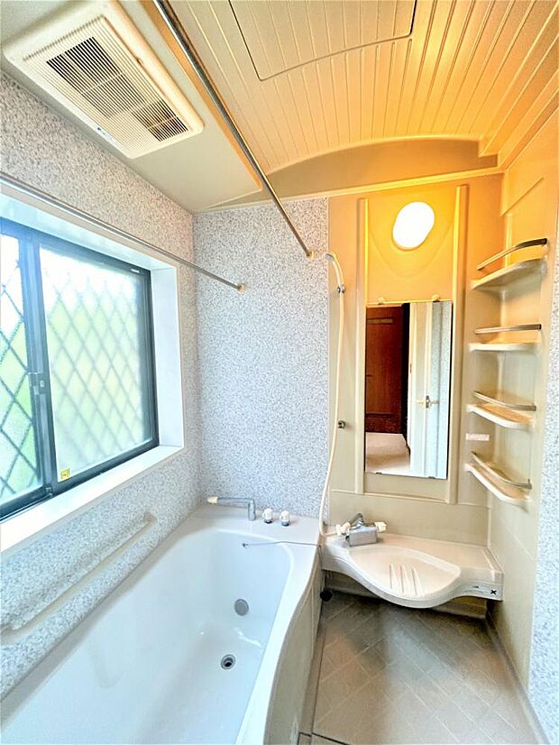 【リフォーム中6/22更新】浴室の様子を撮影いたしました。浴室はハウステック製の新品のユニットバスに交換します。自動湯張り・追い焚き機能付きで、いつでも温かいお湯につかれます。