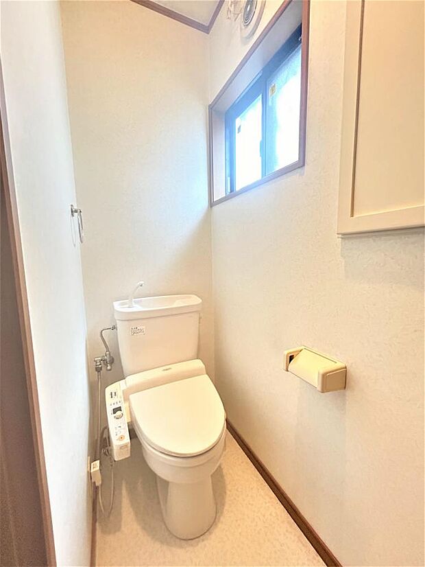 【リフォーム中6/22更新】1階トイレの様子です。トイレは温水洗浄機能付きに新品交換します。キズや汚れが付きにくい加工が施してあるのでお手入れが簡単です。直接肌に触れるトイレは新品が嬉しいですよね。