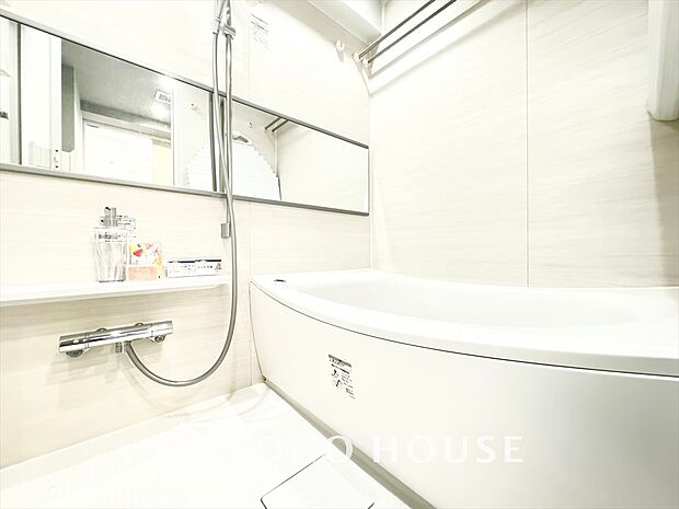 浴室暖房乾燥機を完備し、夜間や雨天時のお洗濯も安心の浴室設備。