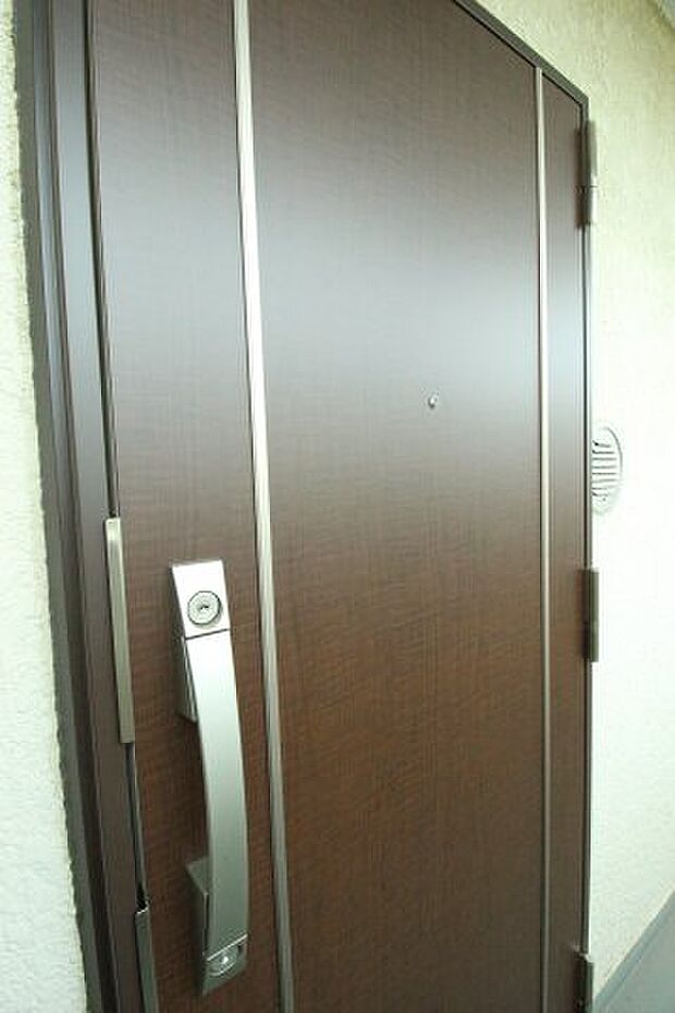 玄関ドアは管理会社の交換工事により数年前に交換済です。