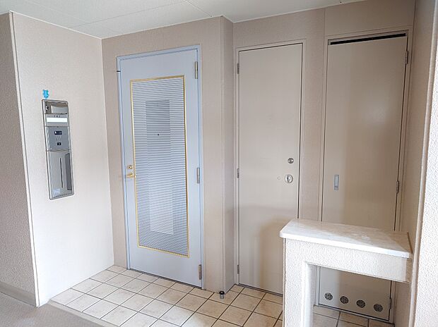 玄関扉横にトランクルームの扉が有り、室内ともつながっており、これは便利です。