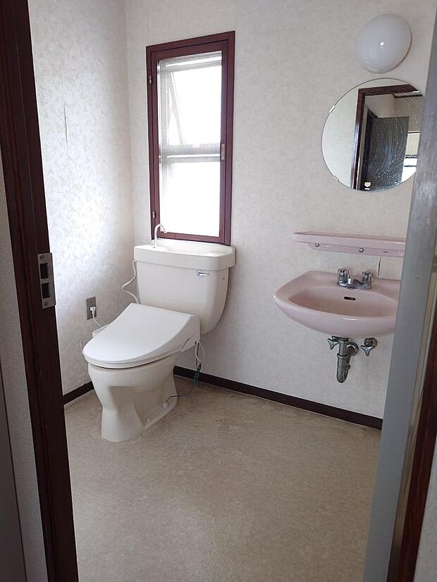 ２階のトイレ　図面では、トイレと洗面の間に壁が有りますが、現況は、壁が無く、図面と異なります。