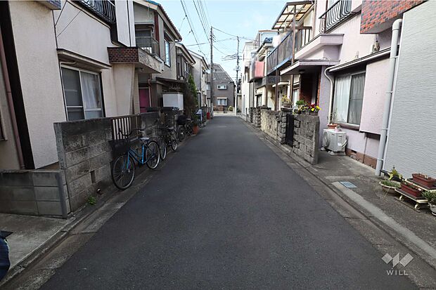 物件の北側前面道路周辺は戸建が並ぶ住宅街です。前面道路は車はほとんど通りませんので、お子様も安心です。