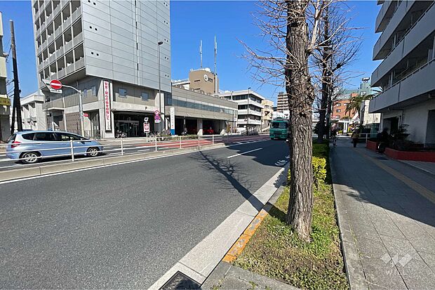 敷地西側の前面道路