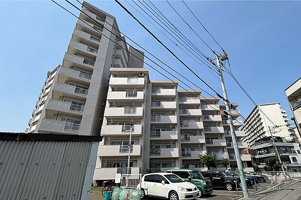 梅田マンションの外観写真。2024年3月に大規模修繕済みです。