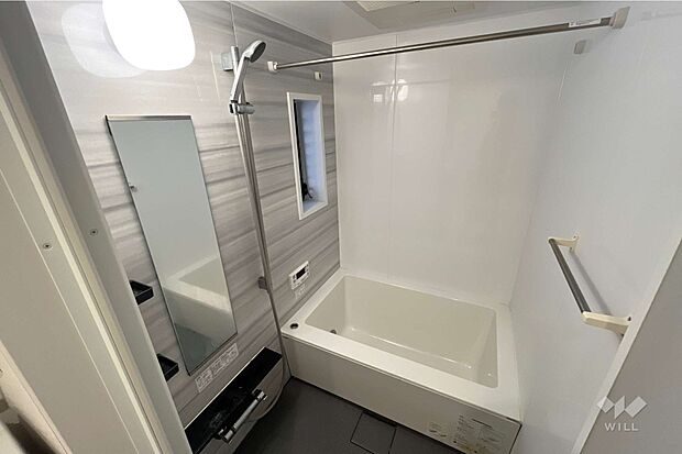 浴室2019年1月にリフォームされており、浴室換気乾燥機付きですし、窓もついています。