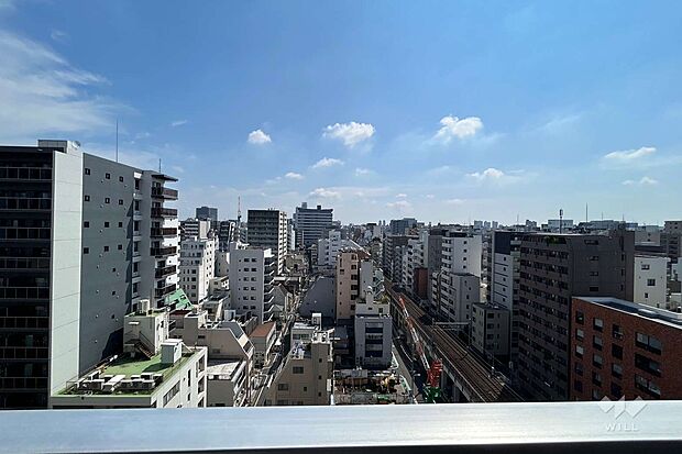 バルコニーからの景色東向きかつ前の建物との距離があるため、日当たり良好で、開放感があります。