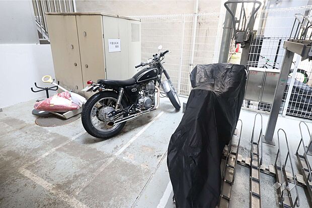 バイク置き場。区画の決められたバイク置場が敷地内にございます。空き状況などはお問い合わせください。