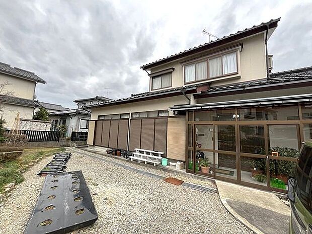 日本家屋の造りでありながら、要所で手直しやリフォームが行われており、住みやすい造りになっております。