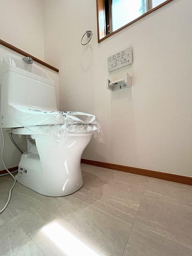 2階のトイレ。もちろん温水洗浄機能付き便座です。