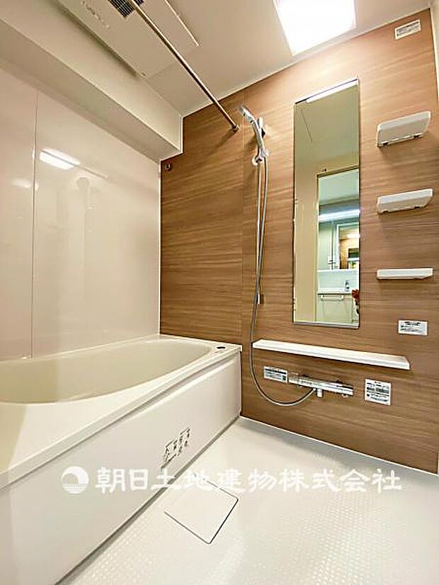 浴室暖房換気乾燥機付きの浴室です。雨の日の洗濯干しやカビの抑制が出来ます。