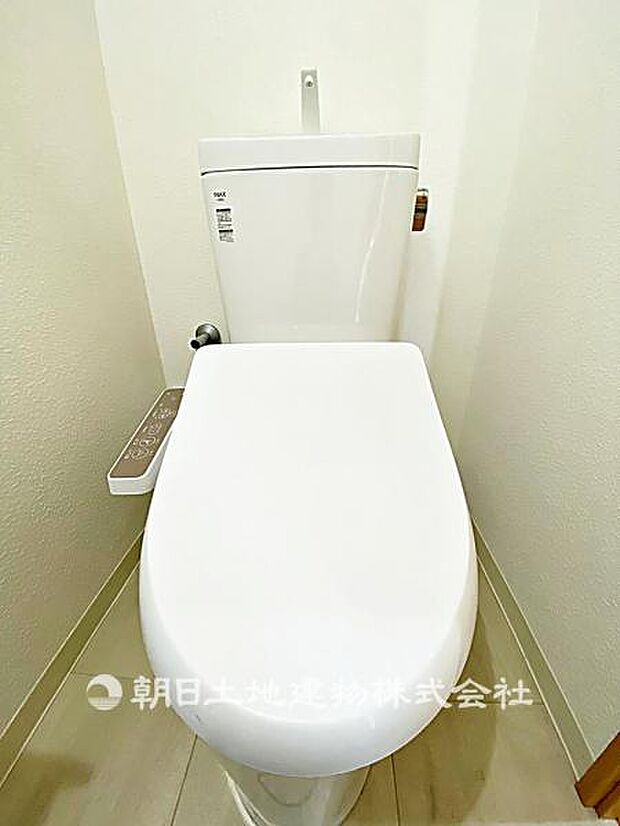 トイレには快適な温水洗浄便座付。いつも使うトイレだからこそ、こだわりたいポイントですね。