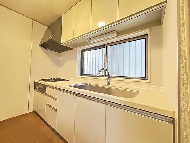 小窓つきのキッチンは換気楽々！収納スペースも充実です◎