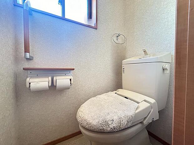 換気が楽な小窓付きのトイレ