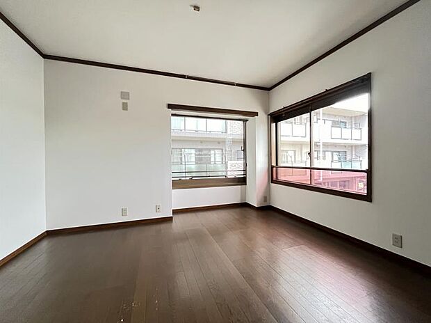 2階洋室部分。隣室に接する壁側は収納スペースが配置され、プライベートな空間を確保できます。