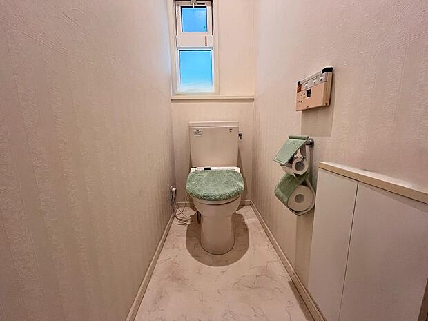 トイレは2ヵ所とも小窓付きです◎