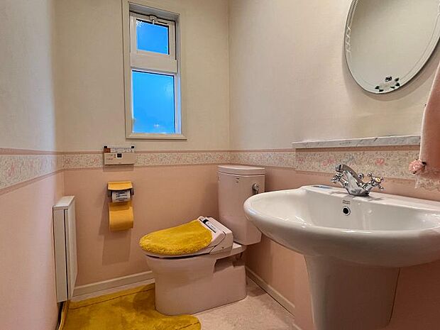 2階トイレは洗面台も一体型の広々とした快適空間◎