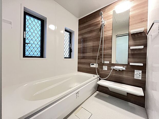 湿気のこもりやすい浴室には小窓がついています。のぼせやすい夏は窓を開けて湿気を逃しながらお過ごしください。