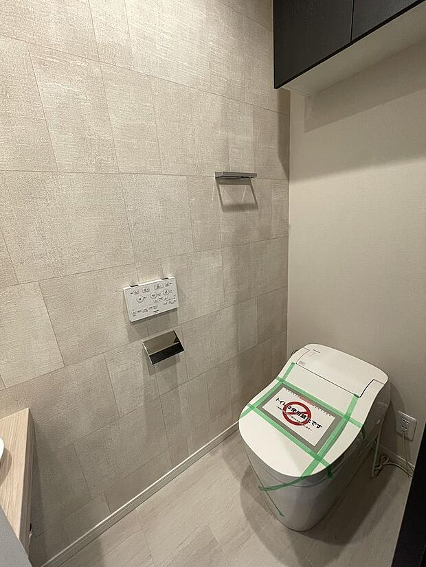 白を基調とした清潔感のあるシンプルで使いやすい高性能トイレです。機能性・デザイン性に優れる人気のタンクレストイレです。